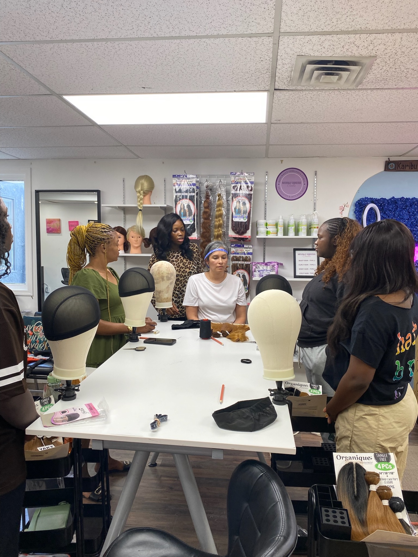 Round-table wig lecture